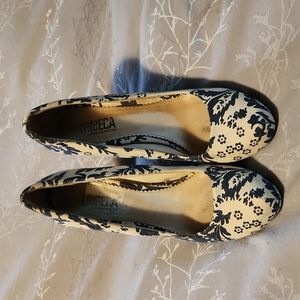 Tribeca by Kenneth Cole sz 9.5 blue/cream heels